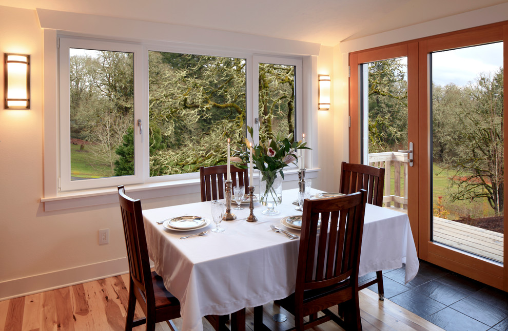 Idées déco pour une salle à manger ouverte sur la cuisine classique de taille moyenne avec un mur blanc, un sol en bois brun, aucune cheminée et un sol beige.