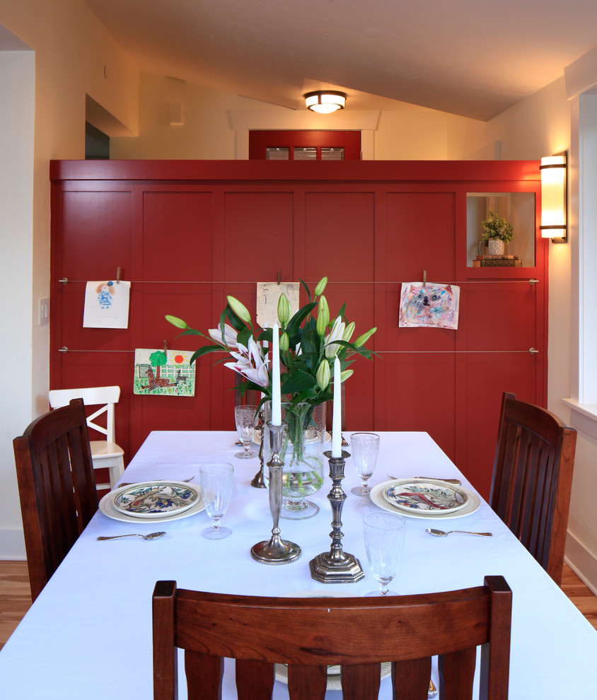 Inspiration för ett mellanstort vintage kök med matplats, med mellanmörkt trägolv, vita väggar och beiget golv