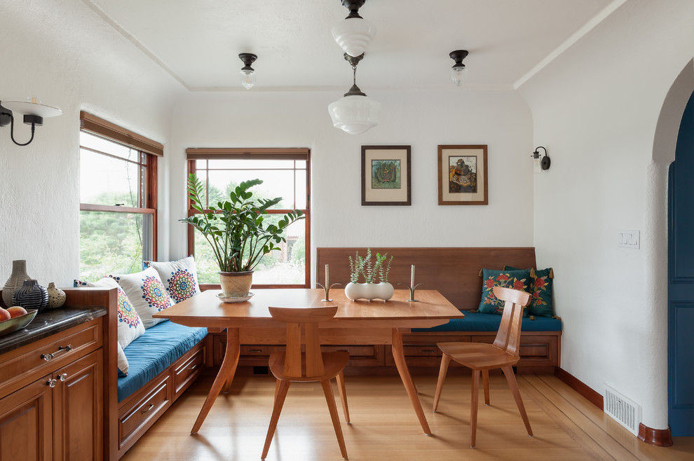 Klassische Wohnküche mit weißer Wandfarbe, braunem Holzboden und braunem Boden in Seattle