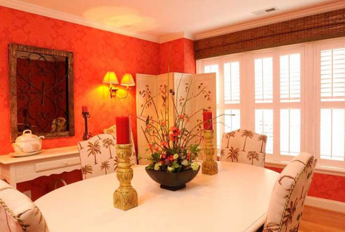 Свежая идея для дизайна: большая отдельная столовая в классическом стиле с красными стенами и паркетным полом среднего тона без камина - отличное фото интерьера