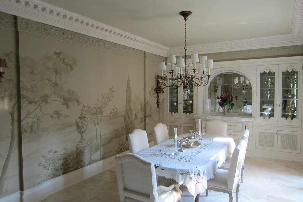 Inredning av en klassisk stor separat matplats, med beige väggar, klinkergolv i porslin och vitt golv