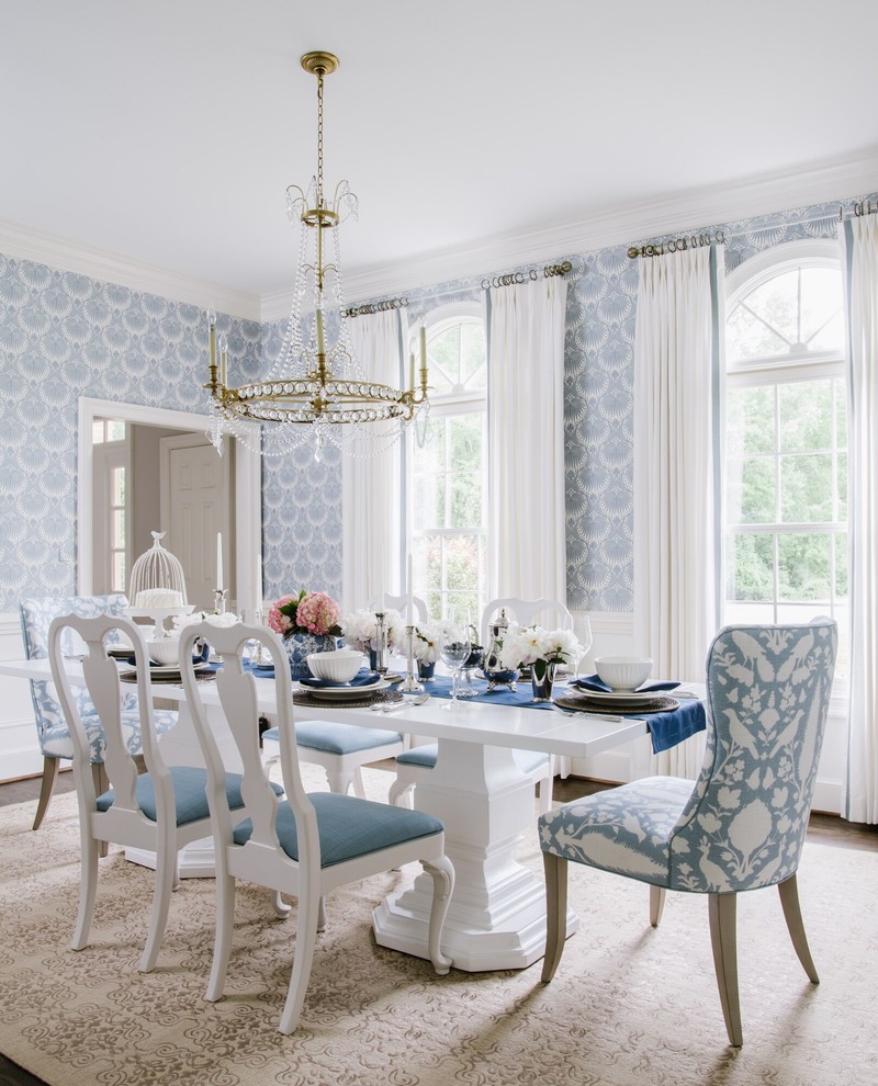 Imagen de comedor clásico cerrado con paredes azules y cortinas