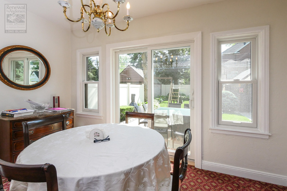 Aménagement d'une salle à manger ouverte sur le salon de taille moyenne avec un mur blanc, moquette, aucune cheminée et un sol rouge.