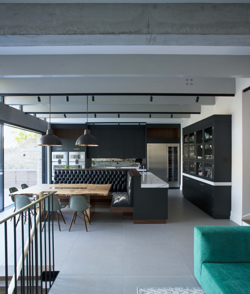 Diseño de comedor actual abierto con paredes blancas, suelo gris y vigas vistas