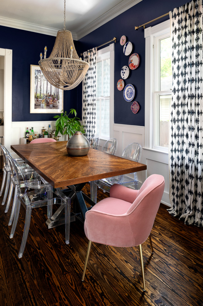 Свежая идея для дизайна: столовая в стиле неоклассика (современная классика) с синими стенами, темным паркетным полом и коричневым полом - отличное фото интерьера