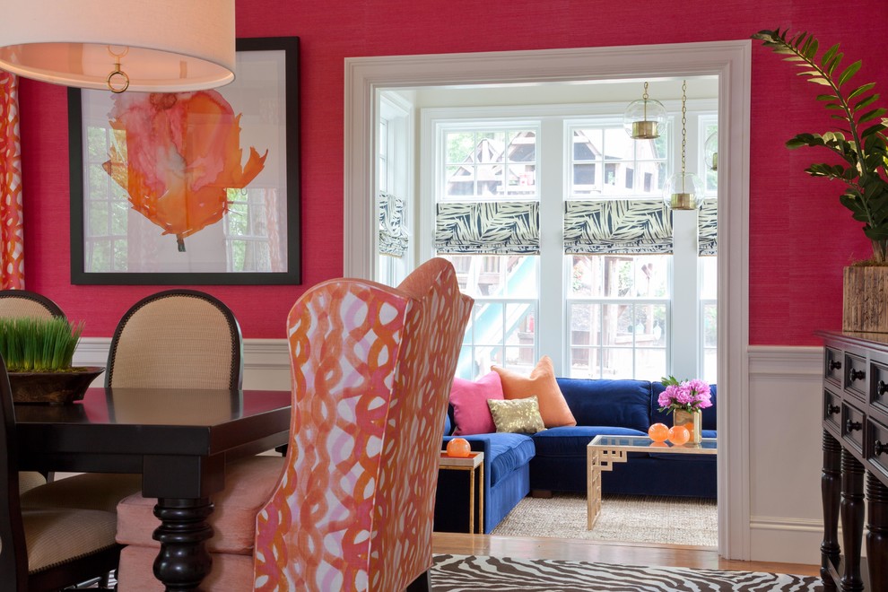 Свежая идея для дизайна: большая столовая в стиле неоклассика (современная классика) с розовыми стенами и ковровым покрытием - отличное фото интерьера