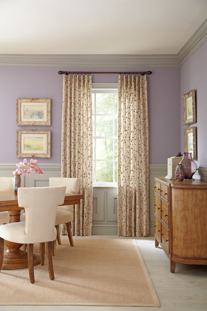 Exemple d'une salle à manger chic fermée et de taille moyenne avec un mur violet, aucune cheminée, parquet clair et un sol beige.