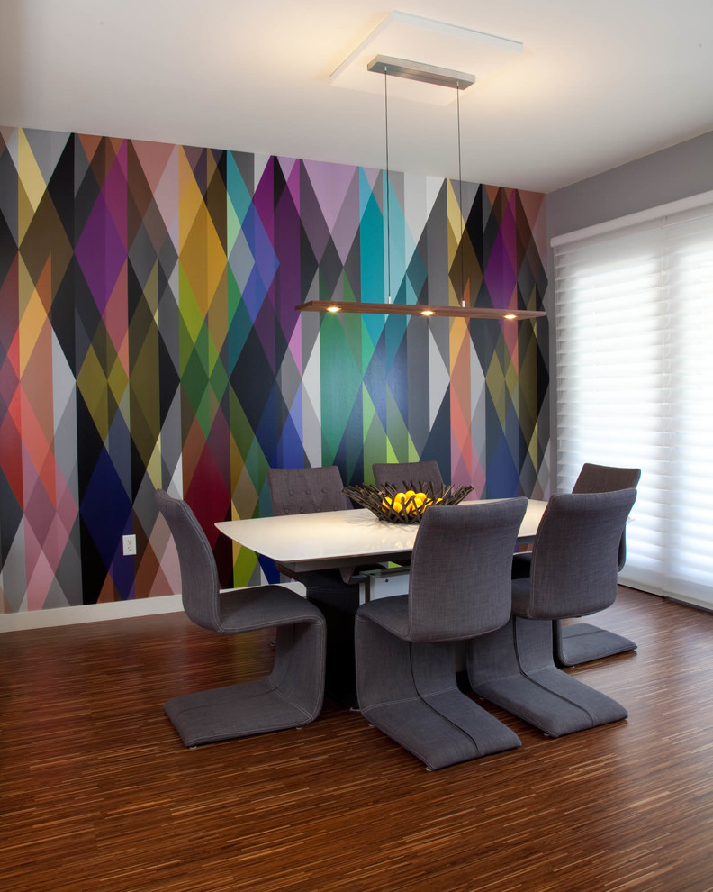 Esempio di una piccola sala da pranzo aperta verso la cucina contemporanea con pareti multicolore e pavimento in legno massello medio