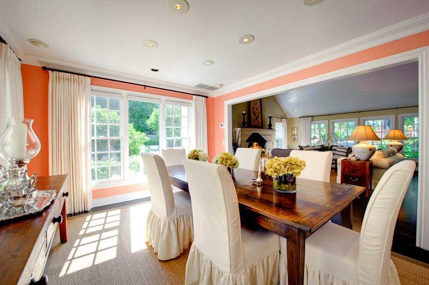 Стильный дизайн: гостиная-столовая среднего размера в классическом стиле с ковровым покрытием, розовыми стенами и бежевым полом без камина - последний тренд