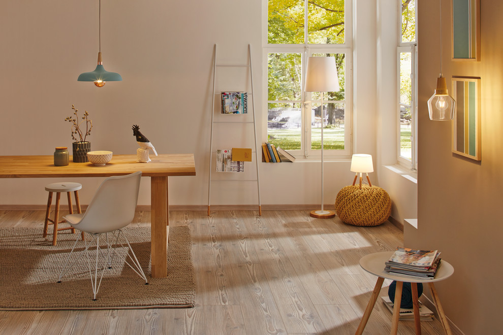Foto de comedor nórdico de tamaño medio cerrado sin chimenea con paredes blancas, suelo de madera clara y suelo beige