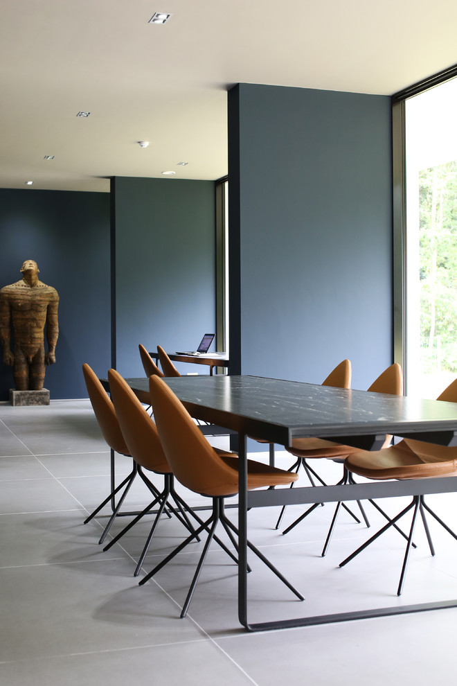 Exemple d'une grande salle à manger ouverte sur le salon tendance avec un mur bleu.