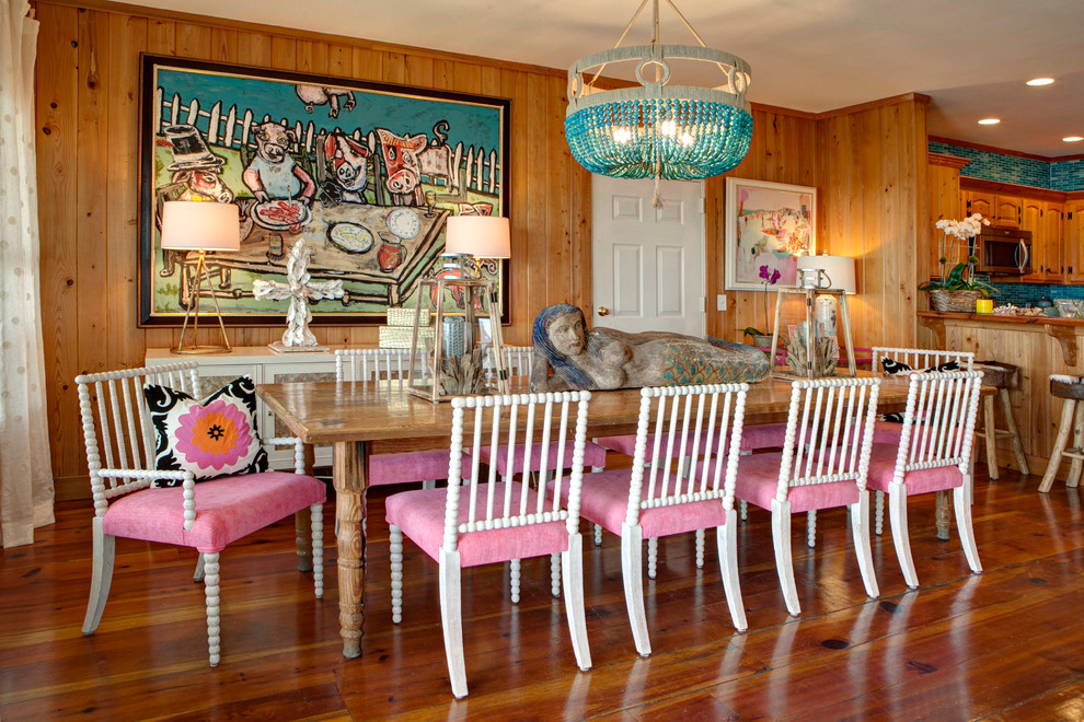 Esempio di una sala da pranzo aperta verso la cucina costiera di medie dimensioni con pareti marroni e pavimento in legno massello medio