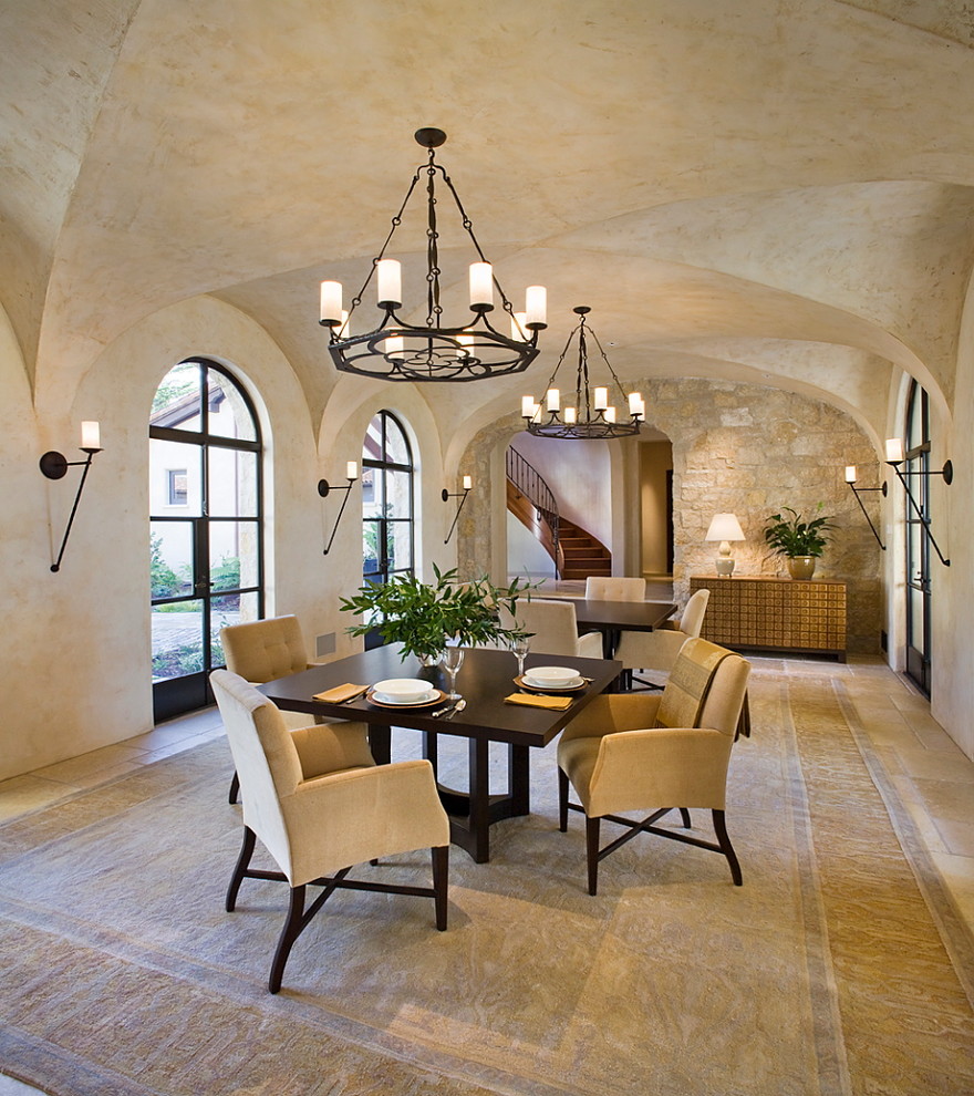 Exemple d'une salle à manger ouverte sur la cuisine méditerranéenne de taille moyenne avec un mur beige, aucune cheminée et un sol en carrelage de céramique.