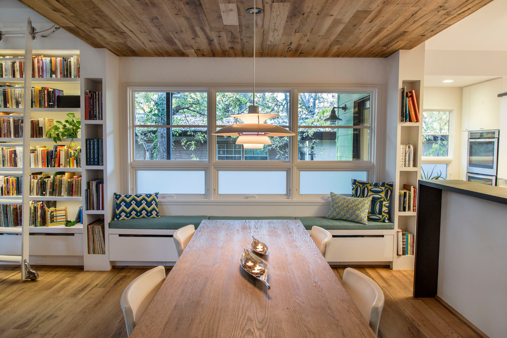 Idee per una sala da pranzo aperta verso la cucina minimalista di medie dimensioni con pareti bianche e pavimento in legno massello medio