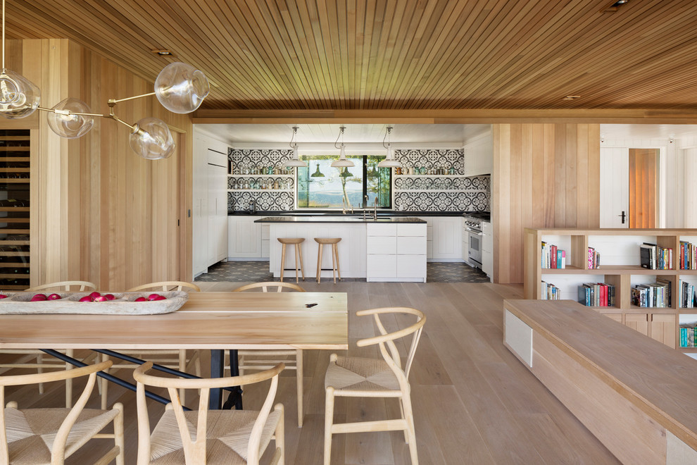 Foto de comedor minimalista abierto con suelo de madera clara