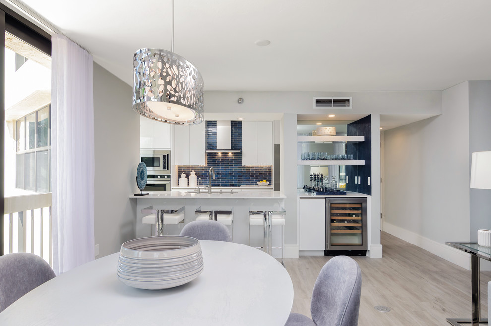 Immagine di una sala da pranzo aperta verso la cucina minimal di medie dimensioni con pareti grigie, pavimento con piastrelle in ceramica e pavimento grigio
