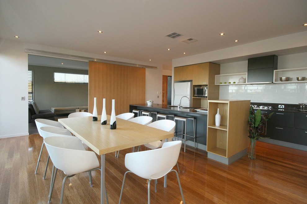 Стильный дизайн: кухня-столовая среднего размера в современном стиле с белыми стенами и полом из бамбука - последний тренд
