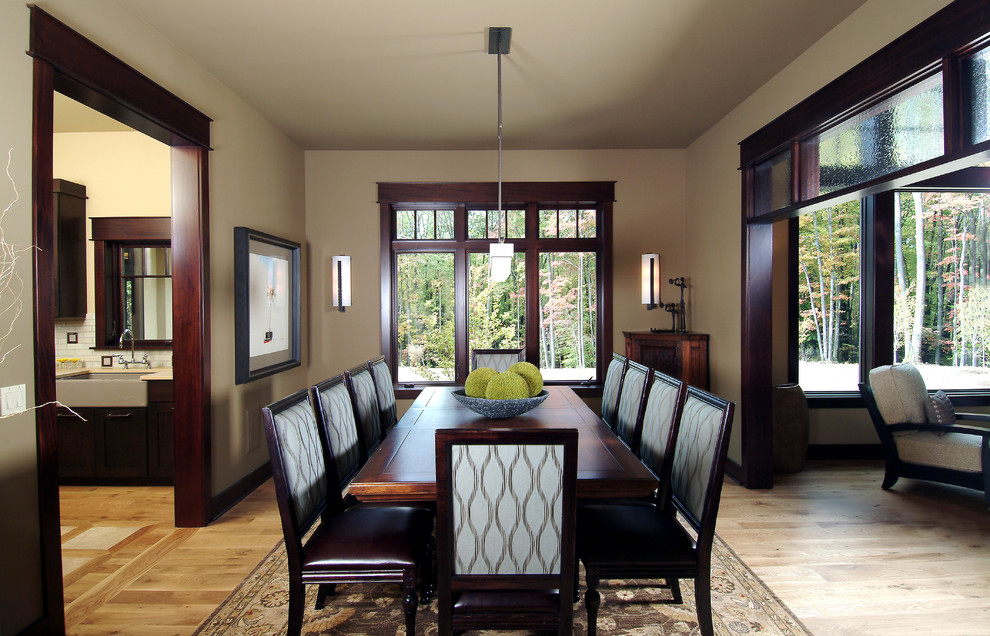 Idee per una sala da pranzo tradizionale con pareti beige e pavimento in legno massello medio