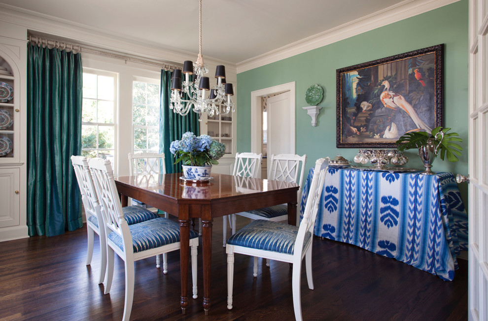 На фото: столовая в классическом стиле с зелеными стенами