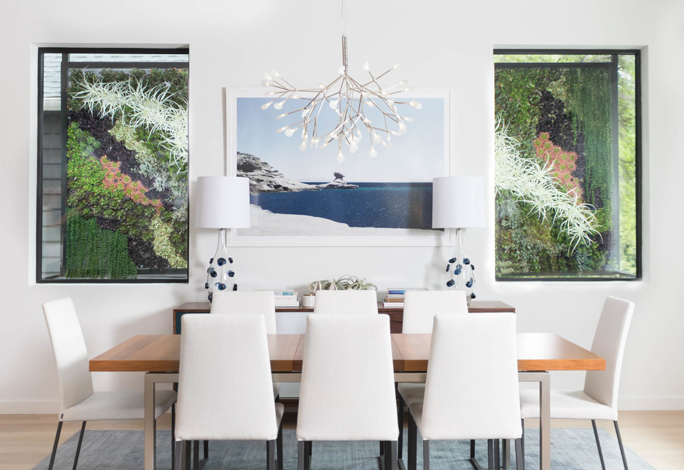 Esempio di una sala da pranzo minimal di medie dimensioni con pareti bianche, parquet chiaro e pavimento beige