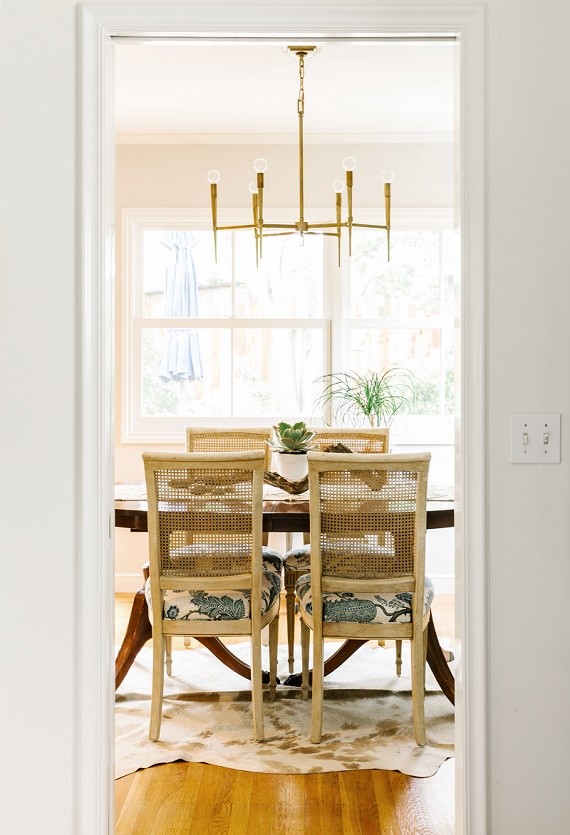Foto di una piccola sala da pranzo aperta verso il soggiorno tradizionale con pareti grigie e parquet chiaro