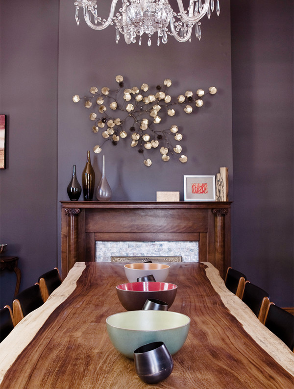 Idee per una sala da pranzo moderna chiusa e di medie dimensioni con pareti viola, parquet scuro, camino classico e cornice del camino piastrellata