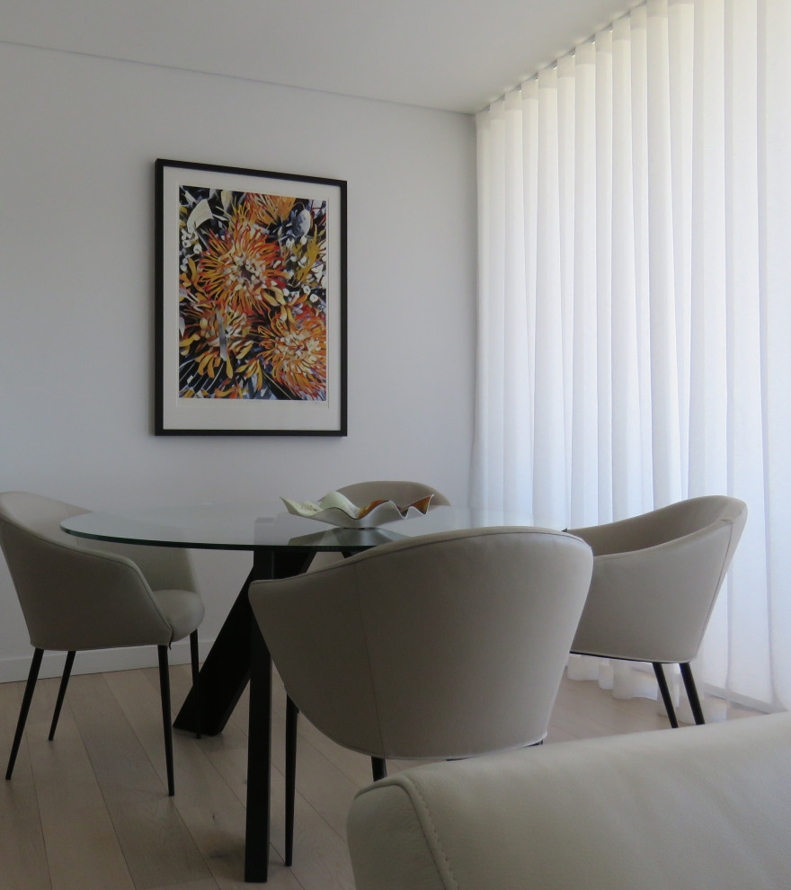 Immagine di una piccola sala da pranzo aperta verso il soggiorno design con pareti bianche, parquet chiaro e pavimento beige