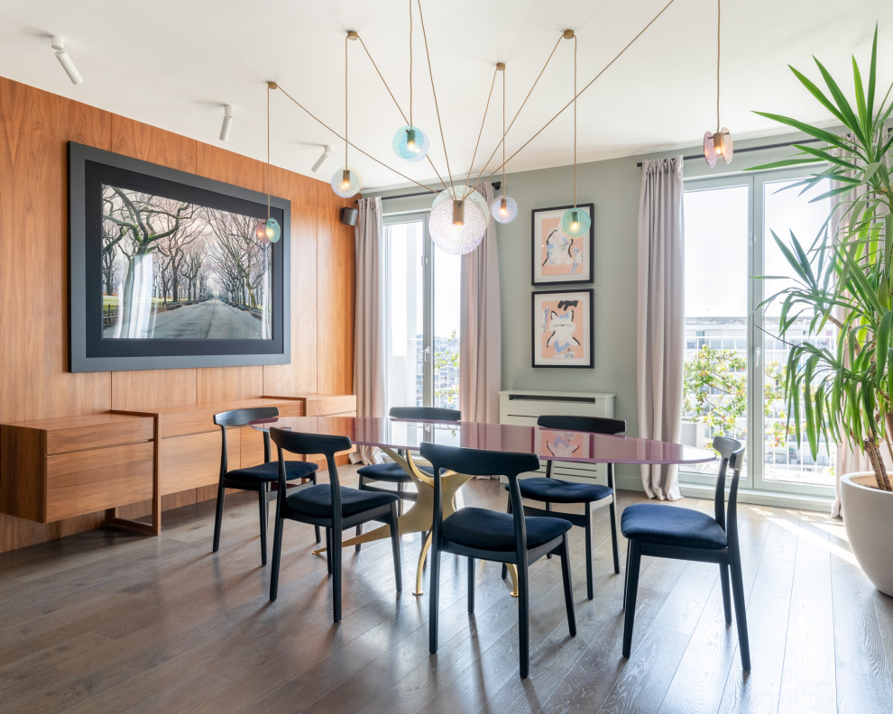 Foto di un'ampia sala da pranzo aperta verso il soggiorno minimal con pareti grigie, parquet scuro, pavimento marrone e pareti in legno