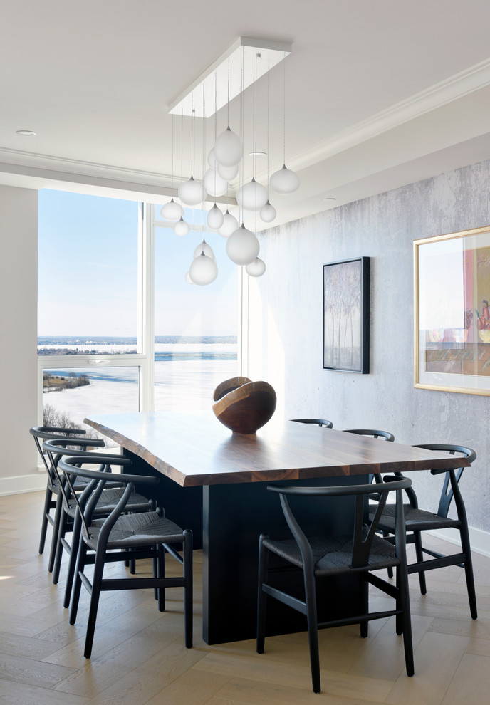 Ispirazione per una sala da pranzo stile marinaro con parquet chiaro, pareti grigie e pavimento beige