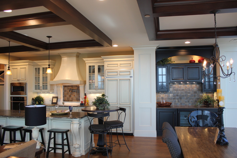 Offenes, Mittelgroßes Stilmix Esszimmer mit beiger Wandfarbe, dunklem Holzboden und braunem Boden in Grand Rapids