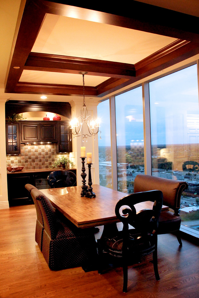 Inspiration pour une salle à manger ouverte sur le salon traditionnelle de taille moyenne avec un mur beige, parquet foncé et un sol marron.
