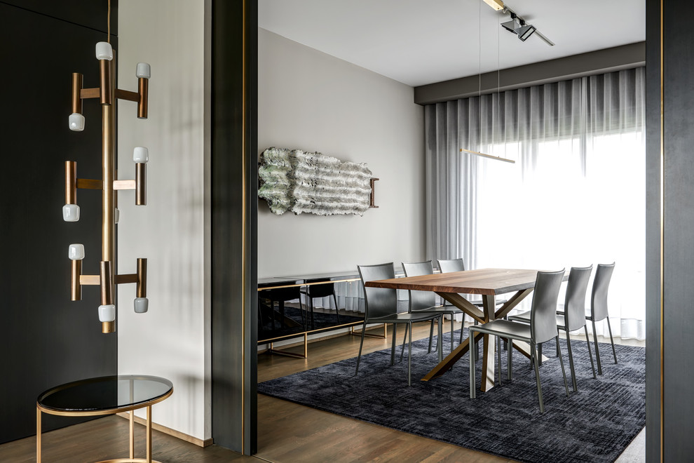 Идея дизайна: гостиная-столовая среднего размера в современном стиле с бежевыми стенами, паркетным полом среднего тона и коричневым полом без камина