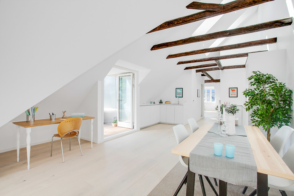 Свежая идея для дизайна: столовая в скандинавском стиле с белыми стенами и деревянным полом - отличное фото интерьера