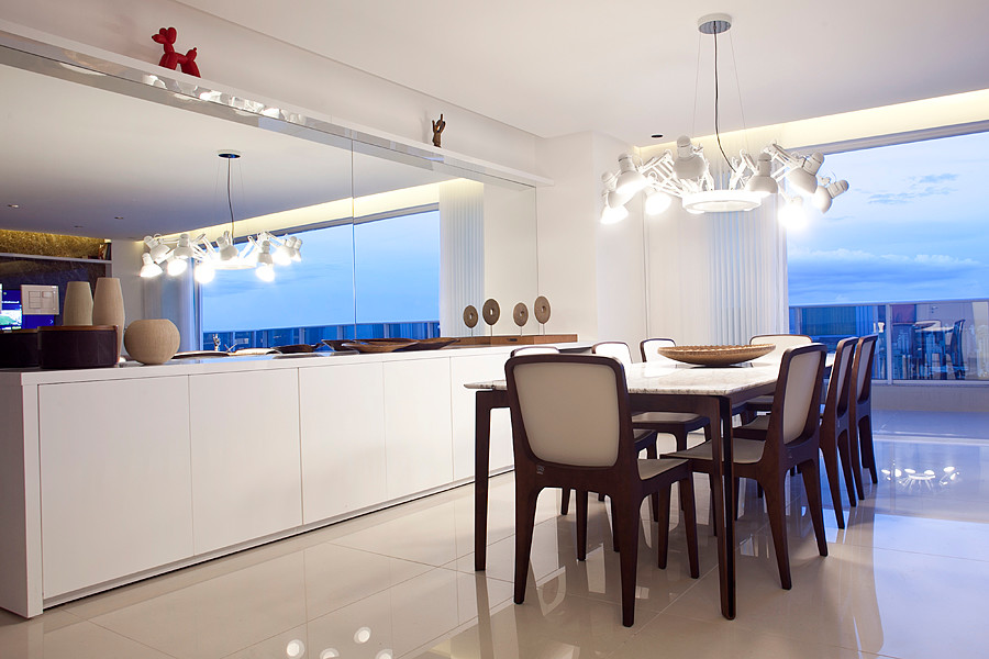 Mittelgroße Moderne Wohnküche ohne Kamin mit weißer Wandfarbe und Porzellan-Bodenfliesen in Sonstige