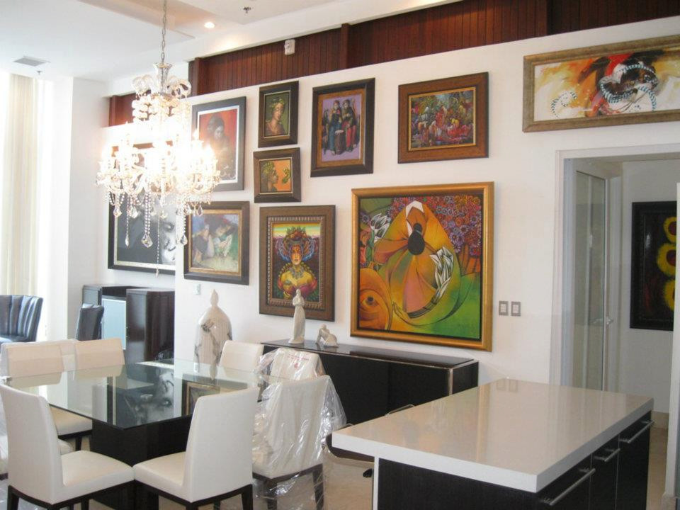 На фото: гостиная-столовая в современном стиле с белыми стенами, полом из травертина, бежевым полом и деревянными стенами