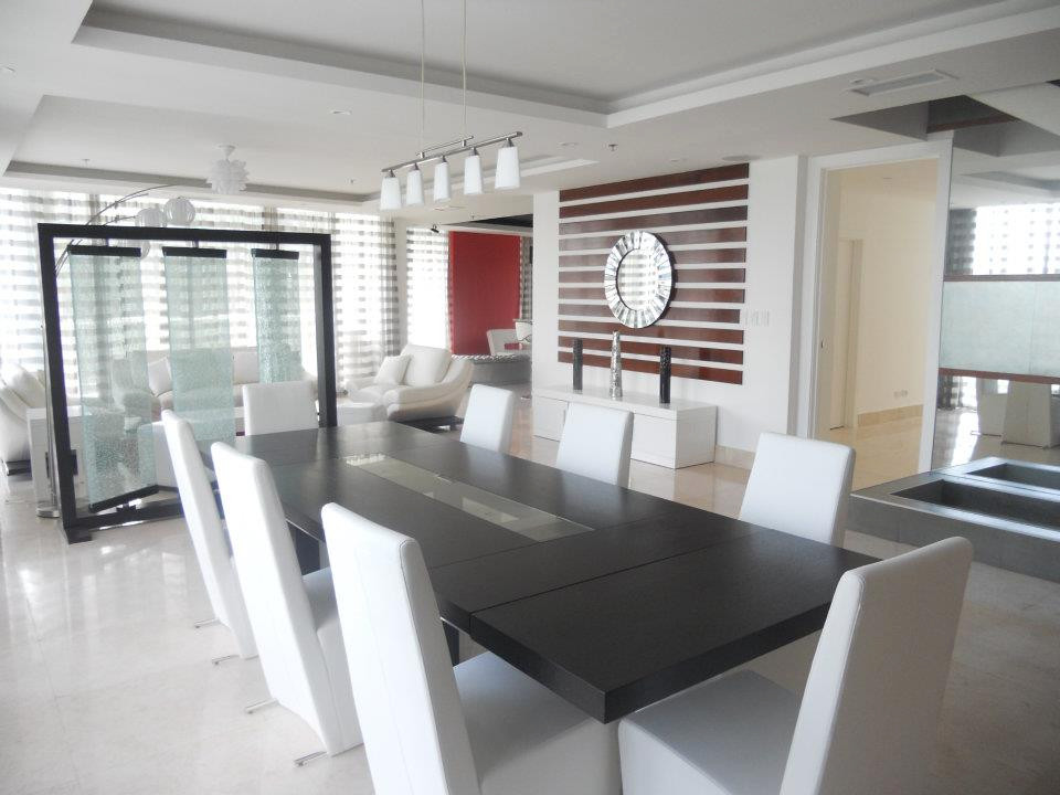 Esempio di una grande sala da pranzo aperta verso il soggiorno minimalista con pareti bianche, pavimento in marmo, pavimento beige, soffitto a volta e pareti in legno