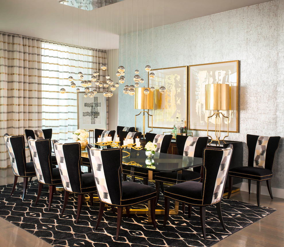 Immagine di una sala da pranzo design con pareti con effetto metallico