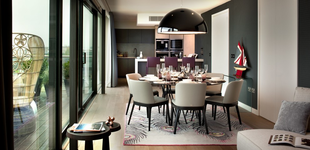 Ispirazione per una grande sala da pranzo aperta verso la cucina design con pavimento in legno massello medio