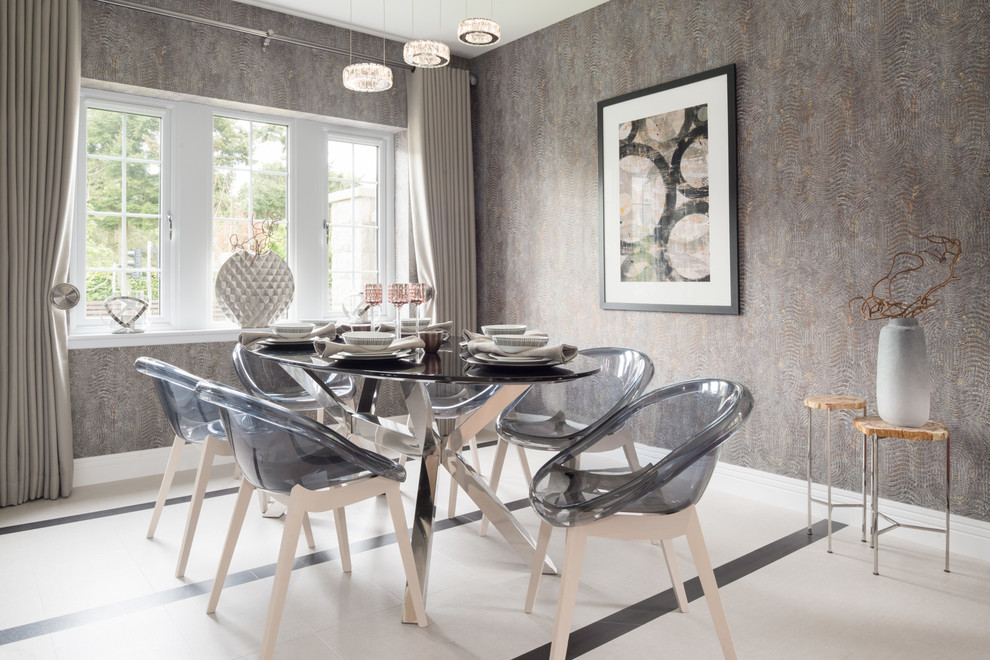 Idée de décoration pour une salle à manger design de taille moyenne avec un sol en marbre et un mur gris.