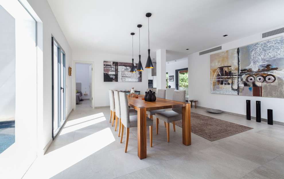 Свежая идея для дизайна: гостиная-столовая среднего размера в современном стиле с белыми стенами и полом из керамической плитки без камина - отличное фото интерьера