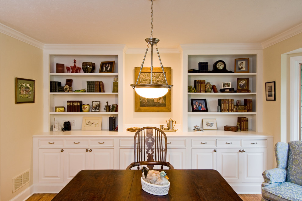 Aménagement d'une salle à manger ouverte sur la cuisine classique de taille moyenne avec un mur beige, un sol en bois brun, une cheminée standard et un manteau de cheminée en carrelage.