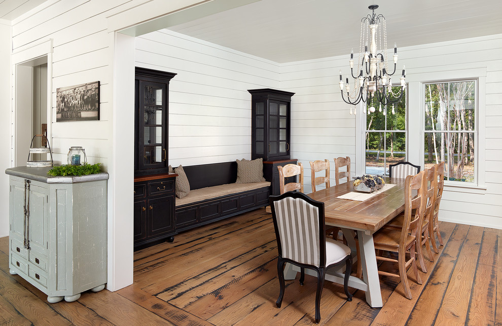 На фото: кухня-столовая среднего размера в стиле кантри с белыми стенами, светлым паркетным полом и коричневым полом с