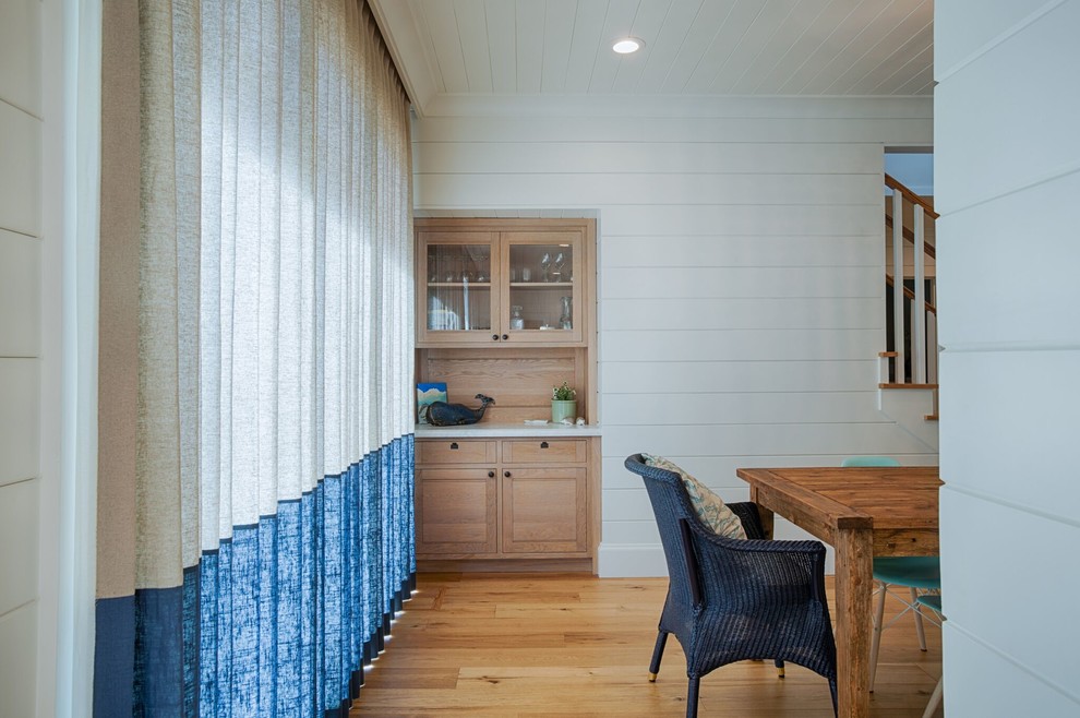 Mittelgroße Landhausstil Wohnküche ohne Kamin mit weißer Wandfarbe, hellem Holzboden und beigem Boden in San Francisco