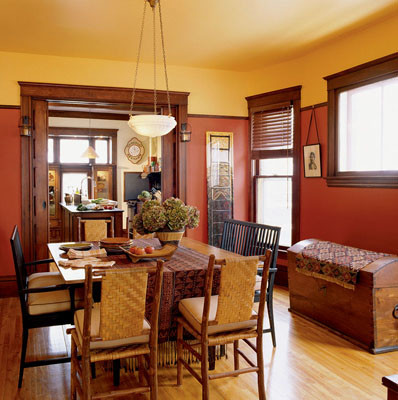 Immagine di una sala da pranzo stile rurale con pareti rosse
