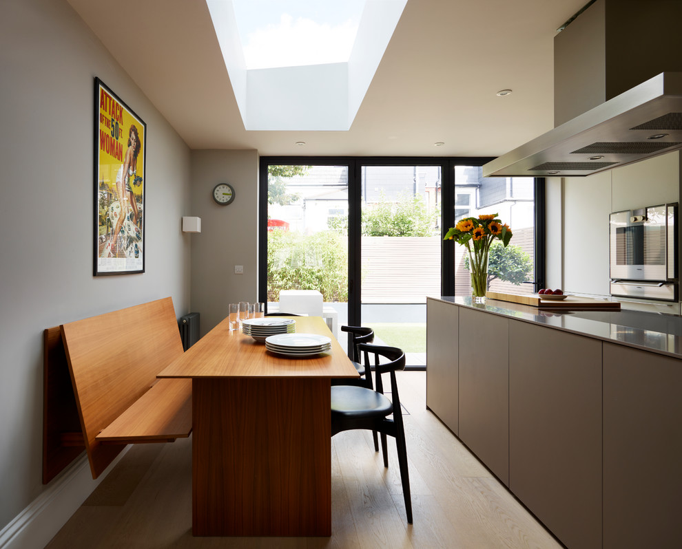 This is an example of a modern dining room in Oxfordshire.
