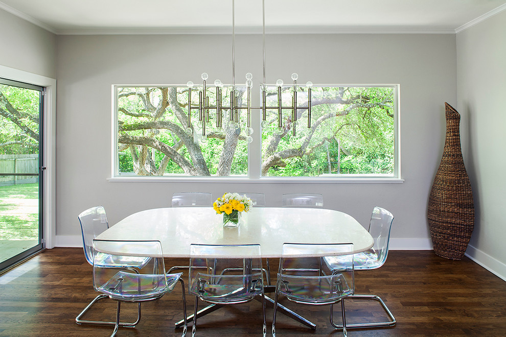 Offenes, Mittelgroßes Modernes Esszimmer mit grauer Wandfarbe und braunem Holzboden in Austin