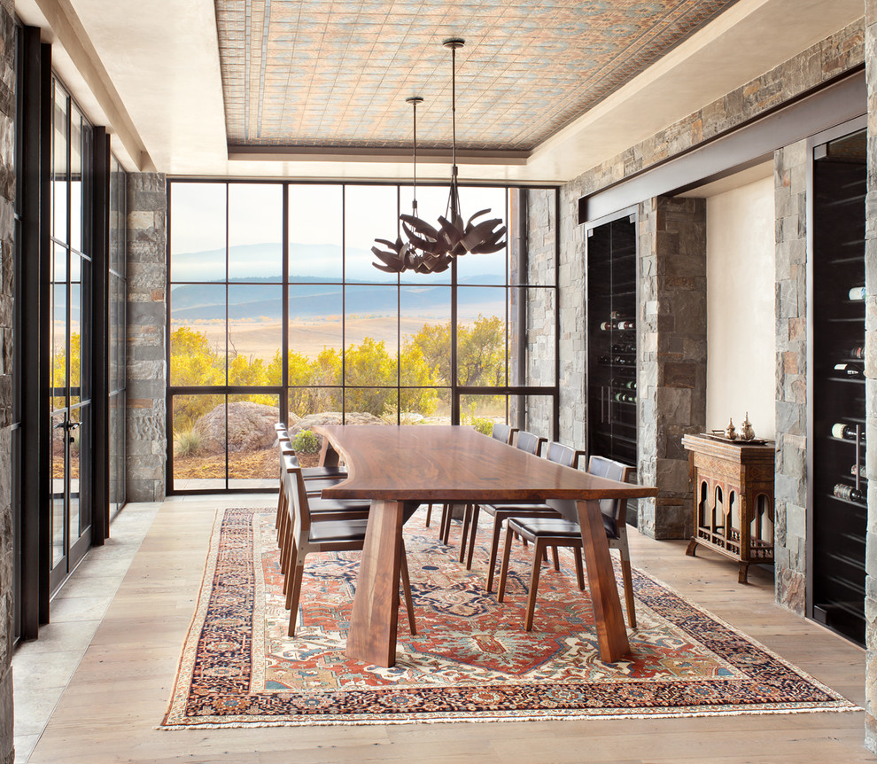 Mittelgroßes Modernes Esszimmer ohne Kamin mit hellem Holzboden und beigem Boden in Denver