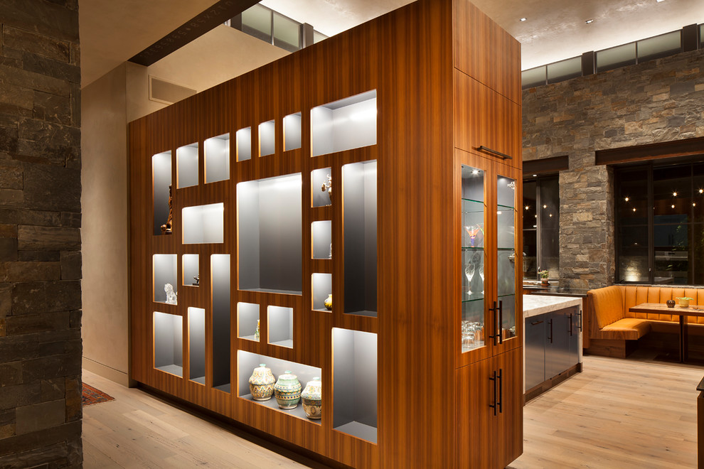 Geräumige Moderne Wohnküche ohne Kamin mit bunten Wänden, hellem Holzboden und beigem Boden in Denver