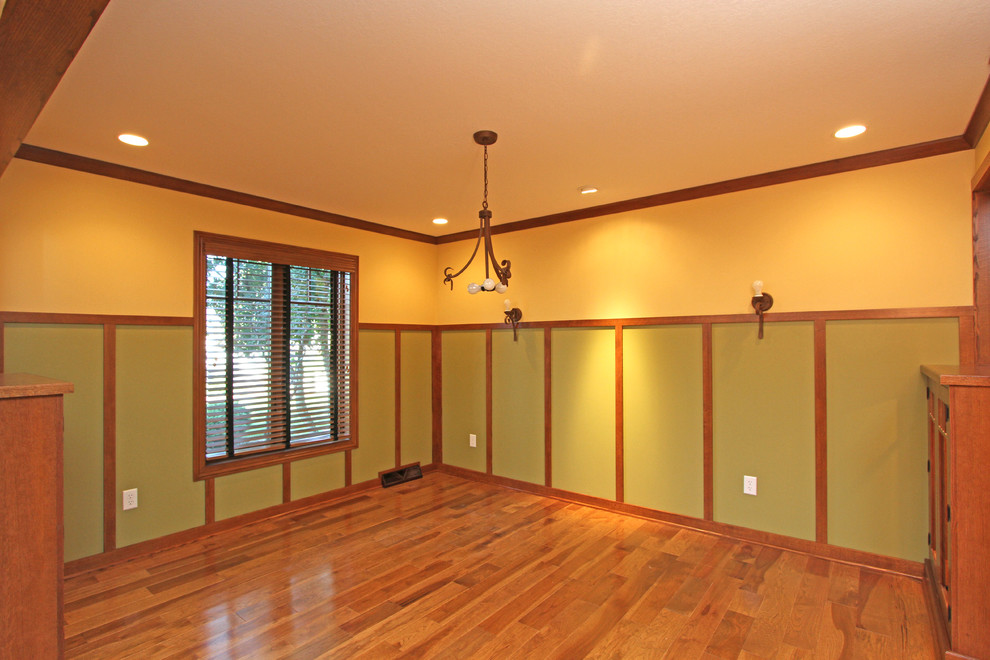 Exemple d'une salle à manger ouverte sur la cuisine craftsman de taille moyenne avec un mur multicolore, un sol en bois brun et aucune cheminée.