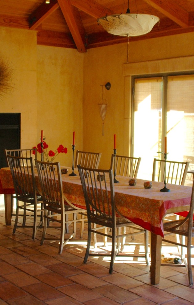 Esempio di una sala da pranzo aperta verso la cucina mediterranea con pareti beige e pavimento in terracotta